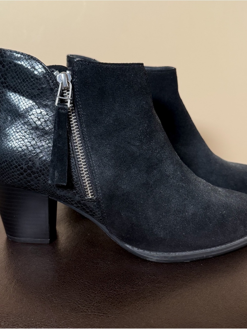 Vionic Black Suede Leather Reptile Anne Zip Up Block Heel Ankle Boots 9.5 Wide